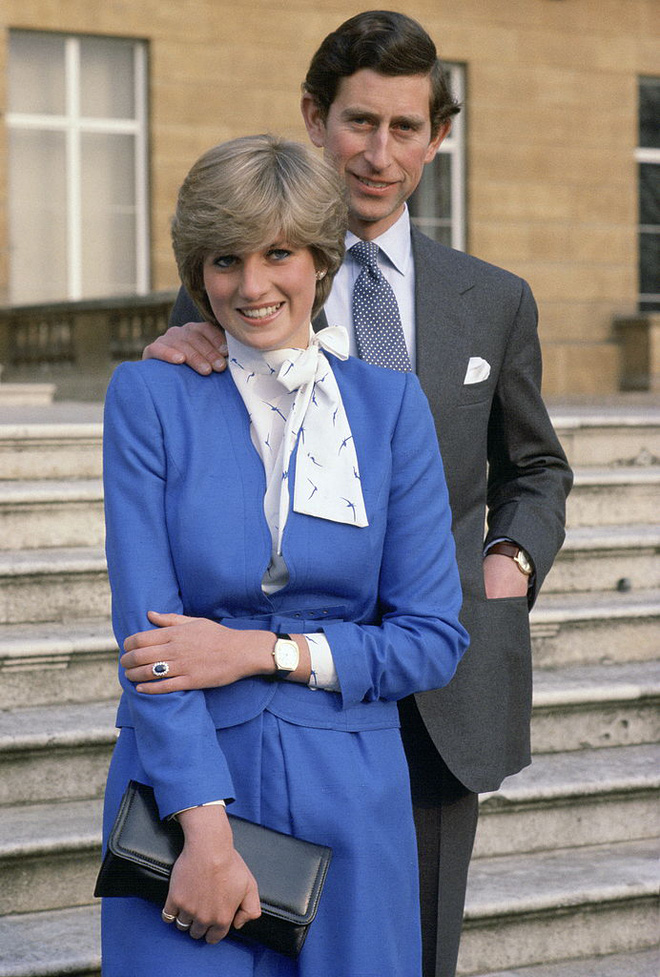Công nương Diana sinh năm 1961. Bà kết hôn với thái tử Charles vào năm 1981. Hai người ly hôn vào năm 1996. Bà qua đời vào năm 1997 vì tai nạn xe hơi.