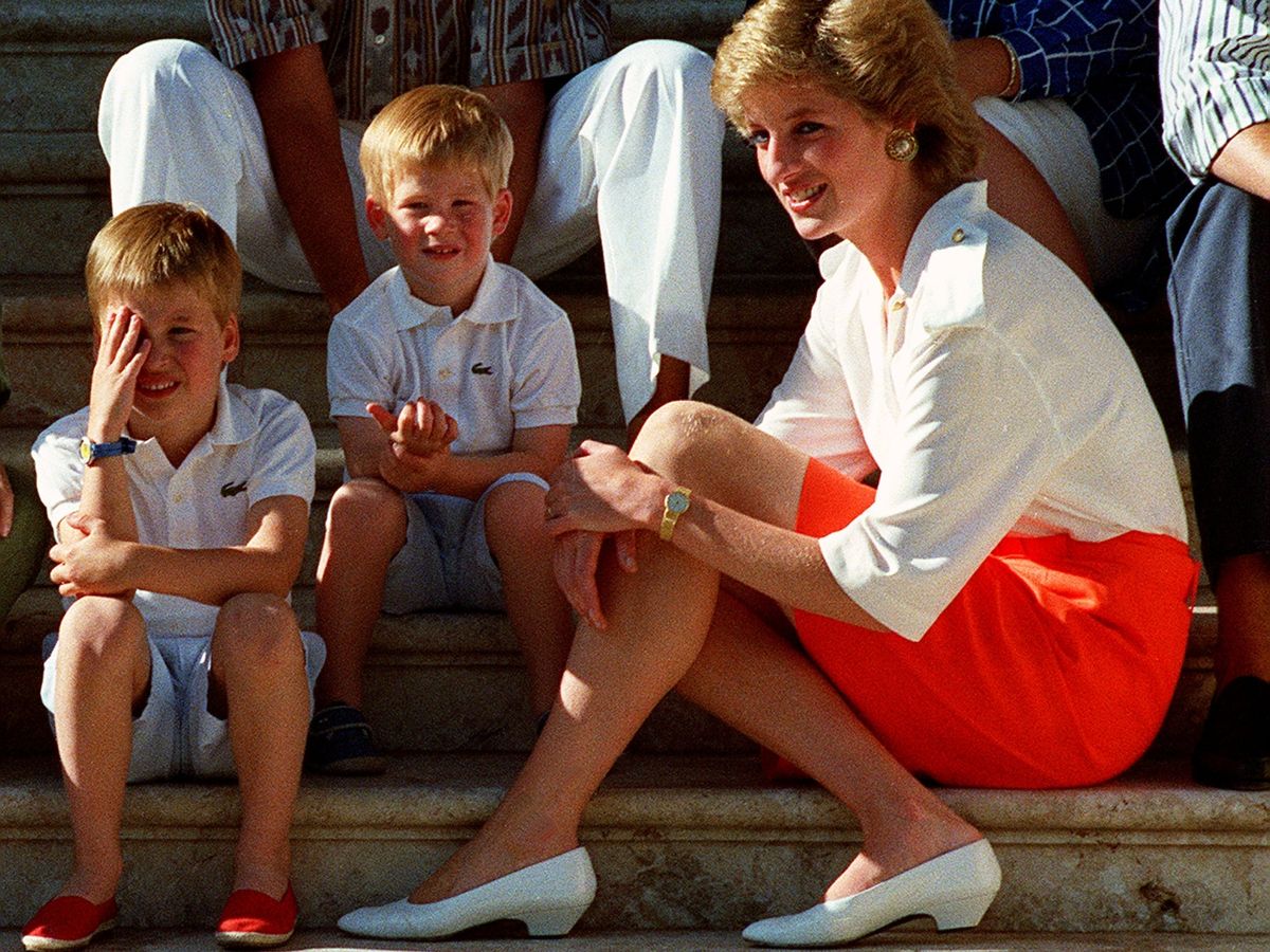 Công nương Diana bên cạnh hai cậu con trai của mình: Hoàng tử William và Harry.