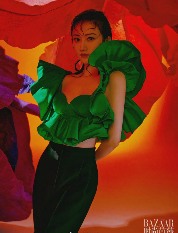 Cảnh Điềm ma mị trên bìa tạp chí Harper's Bazaar. 'Đệ nhất mỹ nữ Bắc Kinh' chứng minh minh rằng mình đóng phim thì có thể tệ chứ chụp ảnh và 'cân đồ' thì 'không phải bàn'.