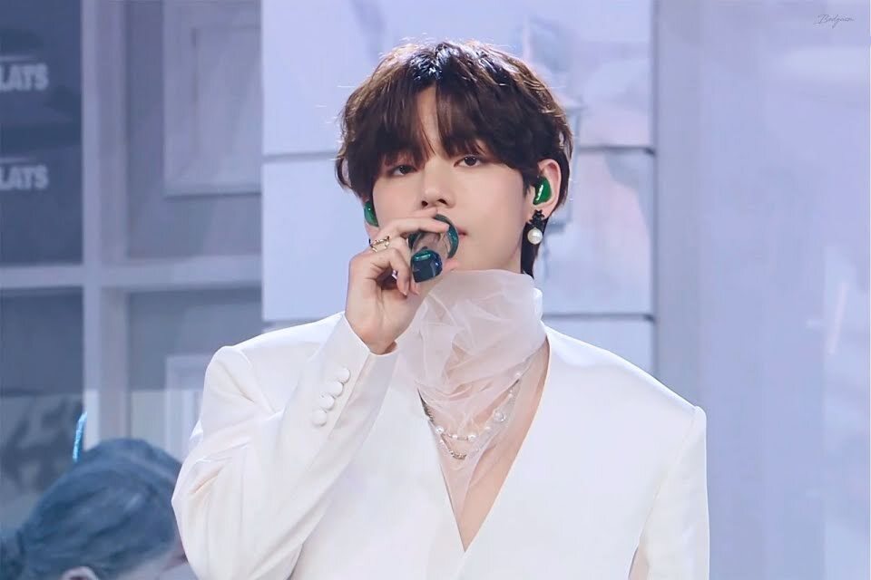 V BTS yêu thích những món phụ kiện nữ tính 