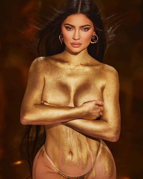 Kylie Jenner đăng ảnh phủ sơn vàng đầy người quảng cáo cho sản phẩm trang điểm sẽ được ra mắt vào ngày 10/8. Đây cũng chính là sinh nhật của nữ tỷ phú 24 tuổi.