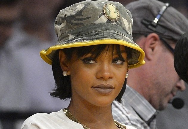 Rihanna  - bà chúa của những chiếc bucket hat