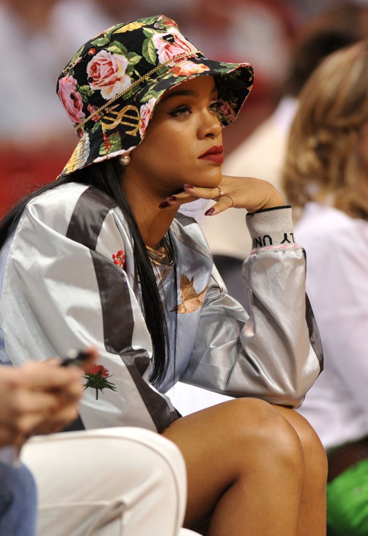 Rihanna trở nên nữ tính lạ thường khi đội chiếc bucket hoa đi xem một trận bóng. Dù ở phong cách nào, Rihanna vẫn không bao giờ thiếu đi món phụ kiện yêu thích của mình: Bucket hat.