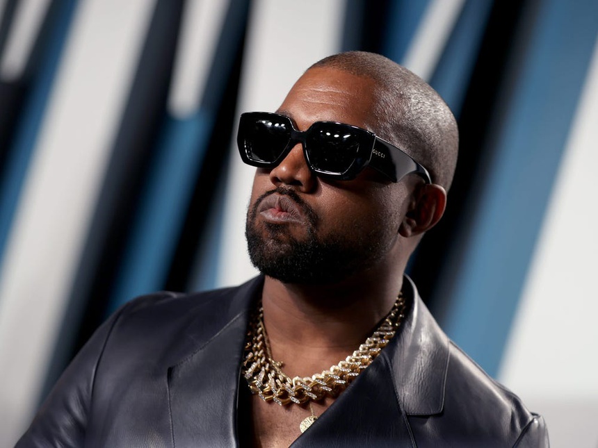 Kanye West sinh năm 1977 là một rapper người Mỹ. Anh là người tạo nên dòng giày Yeezy.