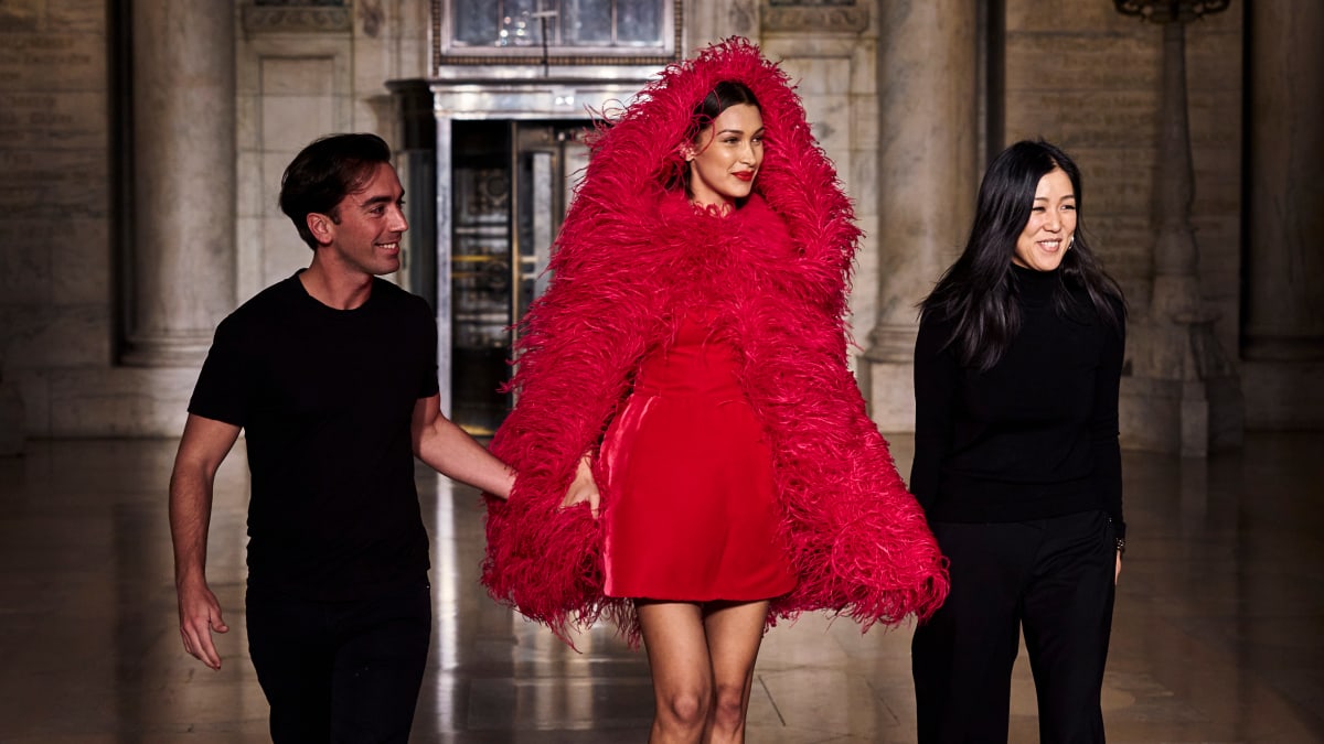 Oscar de la Renta sẽ dừng hoàn toàn việc sử dụng lông thú vào sản xuất