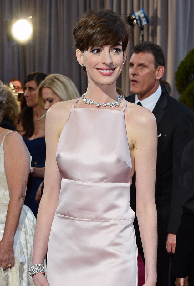 Chiếc váy của Prada có phần ngực nhô ra nên trong một số khoảnh khắc hình ảnh của Anne Hathaway dễ gây hiểu lầm.
