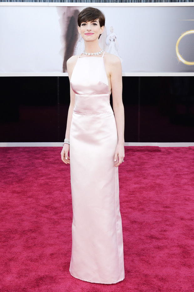 Anne Hathaway chọn mặc một chiếc váy màu hồng phớt của Prada trên thảm đỏ Oscar 2013.