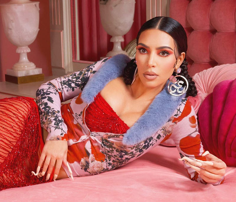Kim Kardashian từng bị lên án khi đeo khuyên tai có từ thiêng nhưng lại ăn mặc vô cùng phản cảm.