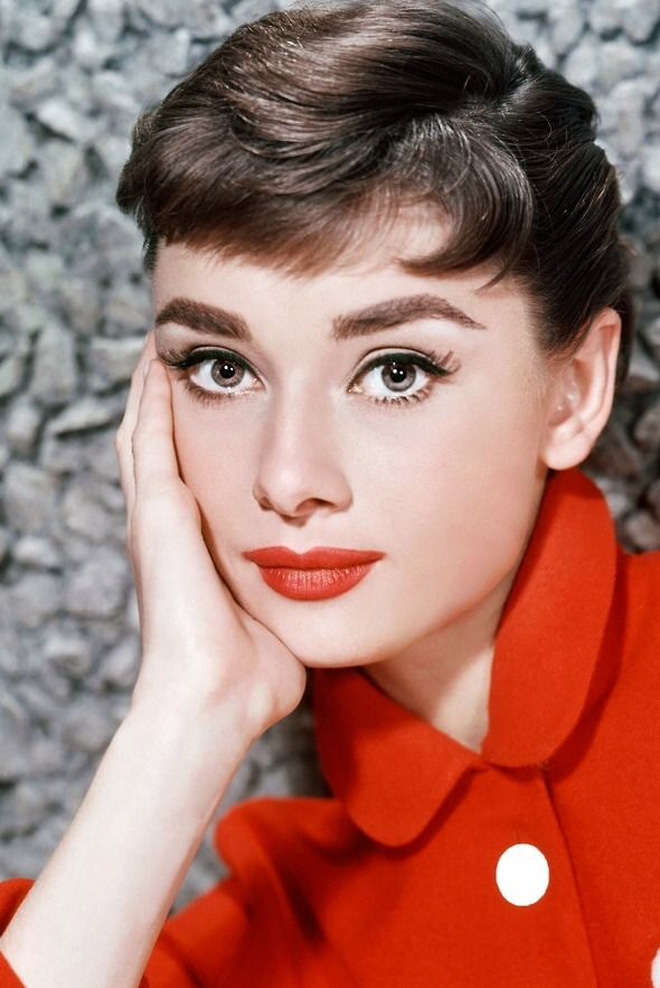 Phong cách trang điểm của Audrey Hepburn cũng được đánh giá là đi trước thời đại. Đôi mày dày và rậm sắc nét, eyeliner mắt mèo, bờ môi 'tràn trề' khỏi viền môi... đang là xu hướng được nhiều người yêu thích trong thời gian gần đây.