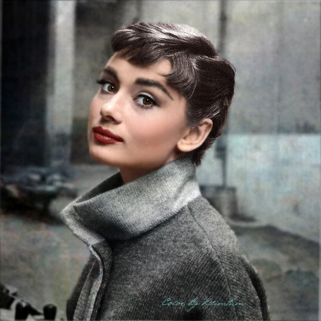 Bên cạnh lĩnh vực điện ảnh, Audrey Hepburn còn được biết tới như một biểu tượng thời trang. Rất nhiều trang phục bà mặc đã trở thành nguồn cảm hứng cho những NTK và người yêu thời trang sau này.