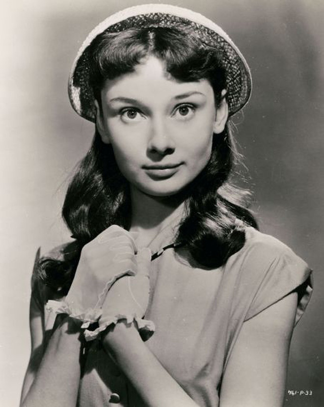 Audrey Hepburn sinh năm 1929. Ở tuổi thiếu thời, Audrey Hepburn đã có nhan sắc cực kỳ xinh đẹp, đôi mắt to, sống mũi cao.