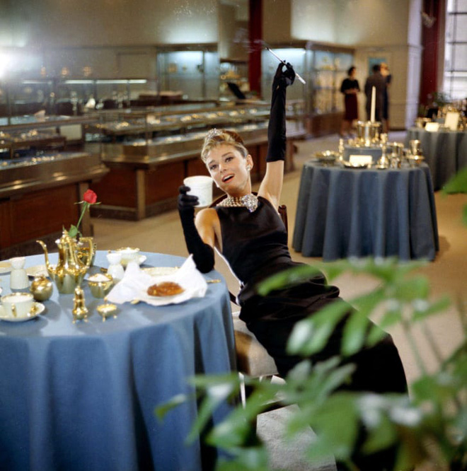Một trong những bộ cánh huyền thoại của Audrey Hepburn là chiếc váy đen mà bà mặc trong bộ phim Breakfast at Tiffany's. Chiếc váy này được thiết kế bởi nhà mốt Givenchy.