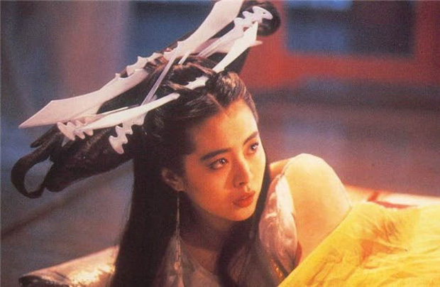 Mái tóc Vương Tổ Hiền trong Thiện Nữ U Hồn 1987 có chiều rộng to hơn cả vai của nữ diễn viên. Đã vậy, mái tóc này còn được trang trí bằng những thanh gươm nhựa không thể giả trân hơn.