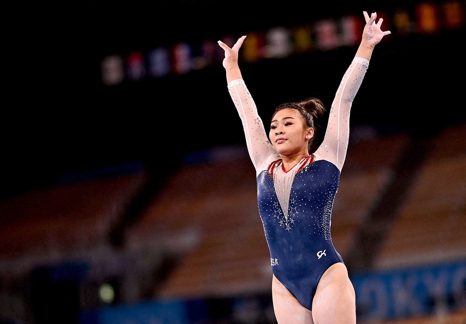 Sunisa Lee có mẹ là người Lào, bố người Mỹ. Cô bắt đầu tập thể dục dụng cụ khi mới 18 tuổi. Sau Olympic Tokyo 2020, Lee được kỳ vọng là người kế cận huyền thoại thể dục dụng cụ Mỹ Simone Biles.