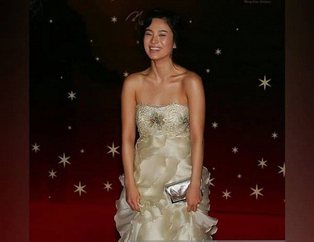 Khoảng thời gian này 14 năm trước, Song Hye Kyo xúng xính váy áo tham gia LHP Hồng Kông lần thứ 26. Thời đấy bộ váy của Song Hye Kyo được coi là cực mốt.