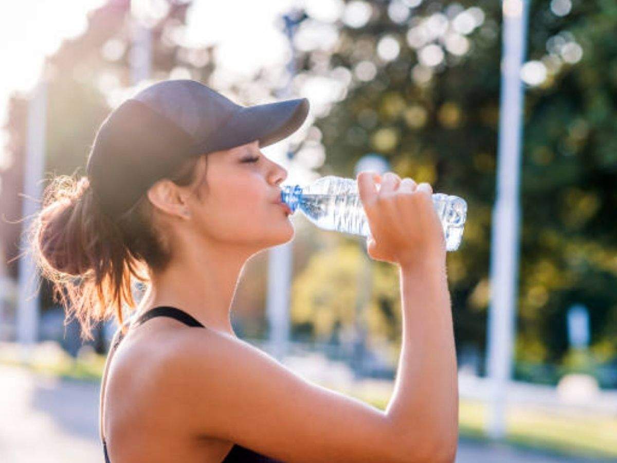 Bạn cần uống đủ 1.5 đến 2 lít nước mỗi ngày.