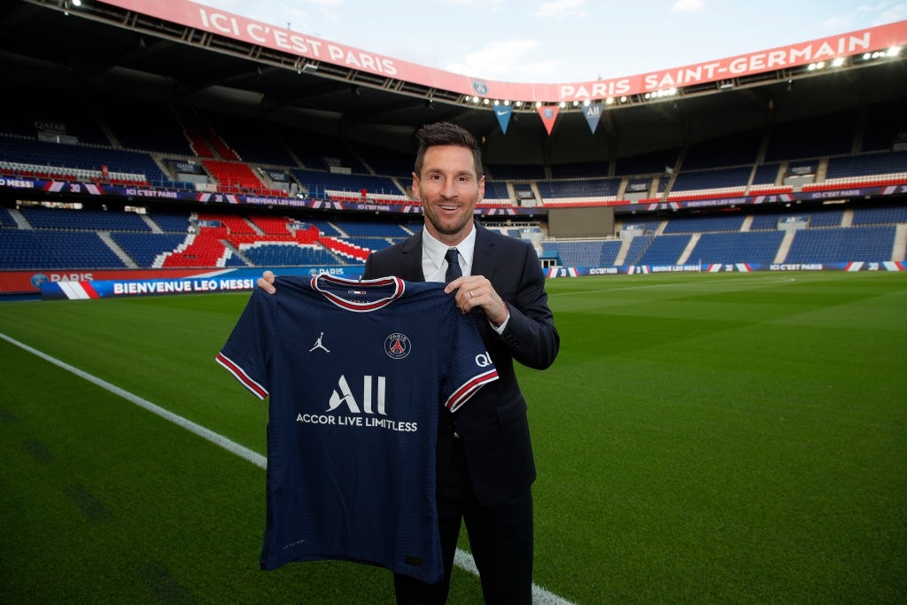 Messi đeo ba lô có giá 3800 USD khi tới Paris ký hợp đồng