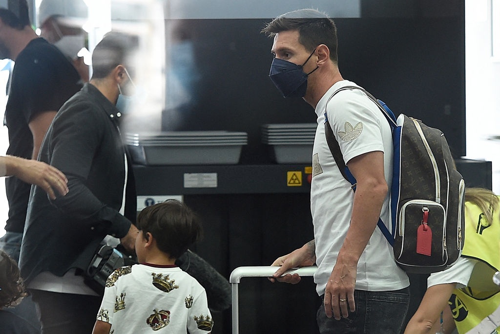 Messi mặc một bộ đồ vô cùng đơn giản khi xuất tại sân bay Paris.