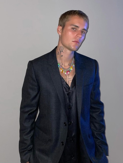Justin Bieber khoe trên trang cá nhân hình ảnh anh mặc bộ suit của Saint Laurent. Tuy nhiên, thay vì đeo những món phụ kiện nam tính quen thuộc, Justin lại chọn chuỗi vòng cổ hạt cườm nhiều màu sắc.