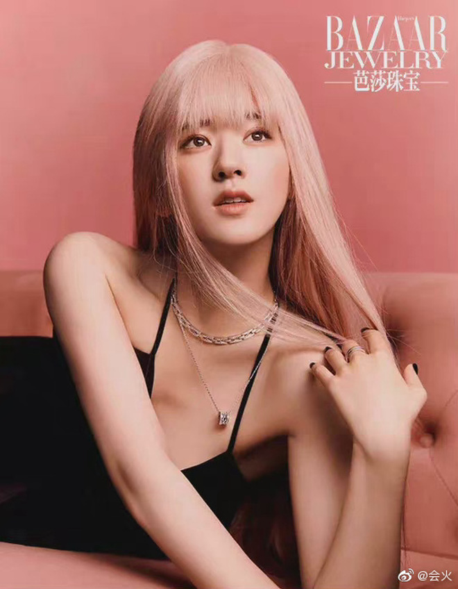 Tuy nhiên, nhiều netizen Trung Quốc lại cho rằng, tạo hình mới của nữ diễn viên cực kỳ giả trân. Mái tóc khiến cô kém khí chất và trở thành những cô hot girl đại trà trên MXH.