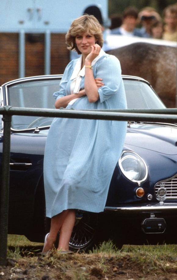 Trong thời kỳ mang thai, công nương Diana cũng chưa bao giờ ngừng xinh đẹp. Bà diện một chiếc váy oversize màu xanh pátel kẻ caro mờ, với chi tiết nơ ở cổ tạo nên vẻ cổ điển cho trang phục.