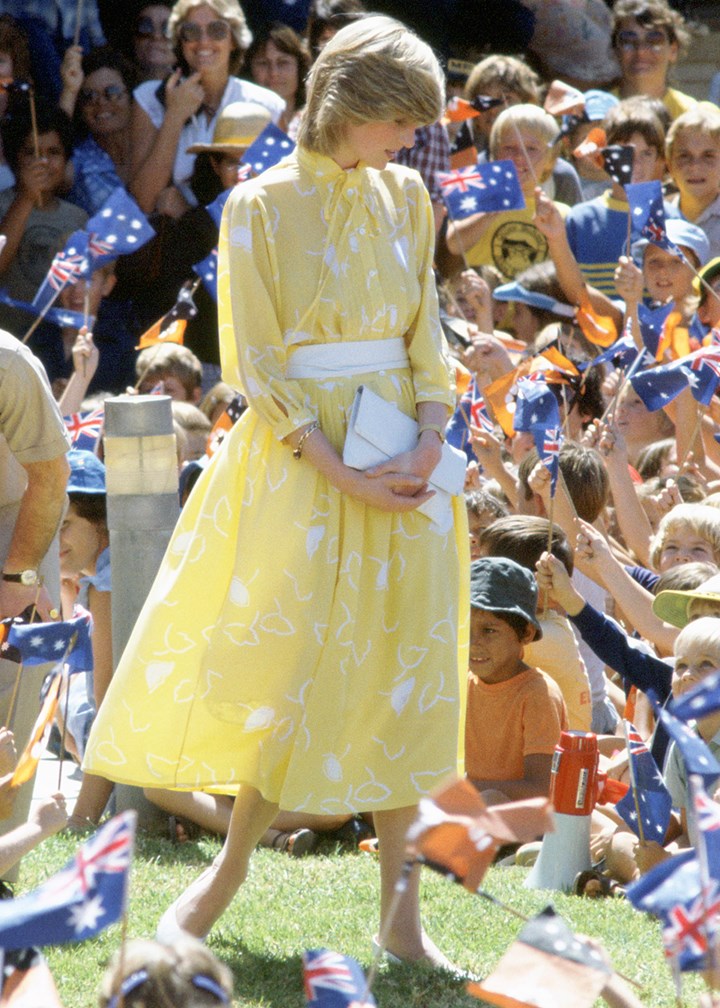 Bộ váy màu vàng chanh được công nương Diana mặc trong một buổi ghé thăm trường học tại Úc. Bà phối hợp bộ váy với một chiếc thắt lưng màu trắng, cầm theo một chiếc clutch và một đôi kitten heel cũng mang màu trắng trang nhã.