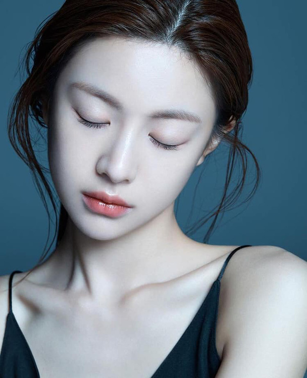 Go Yoon Jung sở hữu một nhan sắc vô cùng hài hòa. Cô chính là hình mẫu được nhiều chị em chọn để phẫu thuật thẩm mỹ.