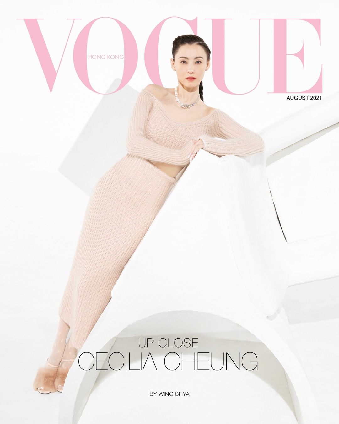 Trương Bá Chi xuất hiện trên trang bìa số tháng 8 của tạp chí Vogue Hồng Kông. 'Mỹ nhân Cảng Thơm' một thời thanh lịch trong những trang phục của Fendi - thương hiệu cô đang hợp tác từ rất lâu.