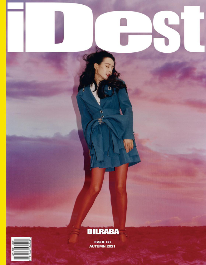 Địch Lệ Nhiệt Ba xuất hiện trên tạp chí số tháng 8. Trang bìa tím lịm như bầu trời hoàng hôn. Cô nàng mặc những trang phục layer chuẩn mùa thu sang.