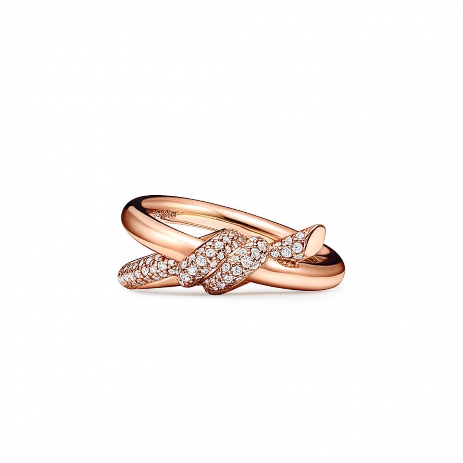 BST cũng có một số thiết kế được làm bằng vàng ánh hồng đính kim cương.