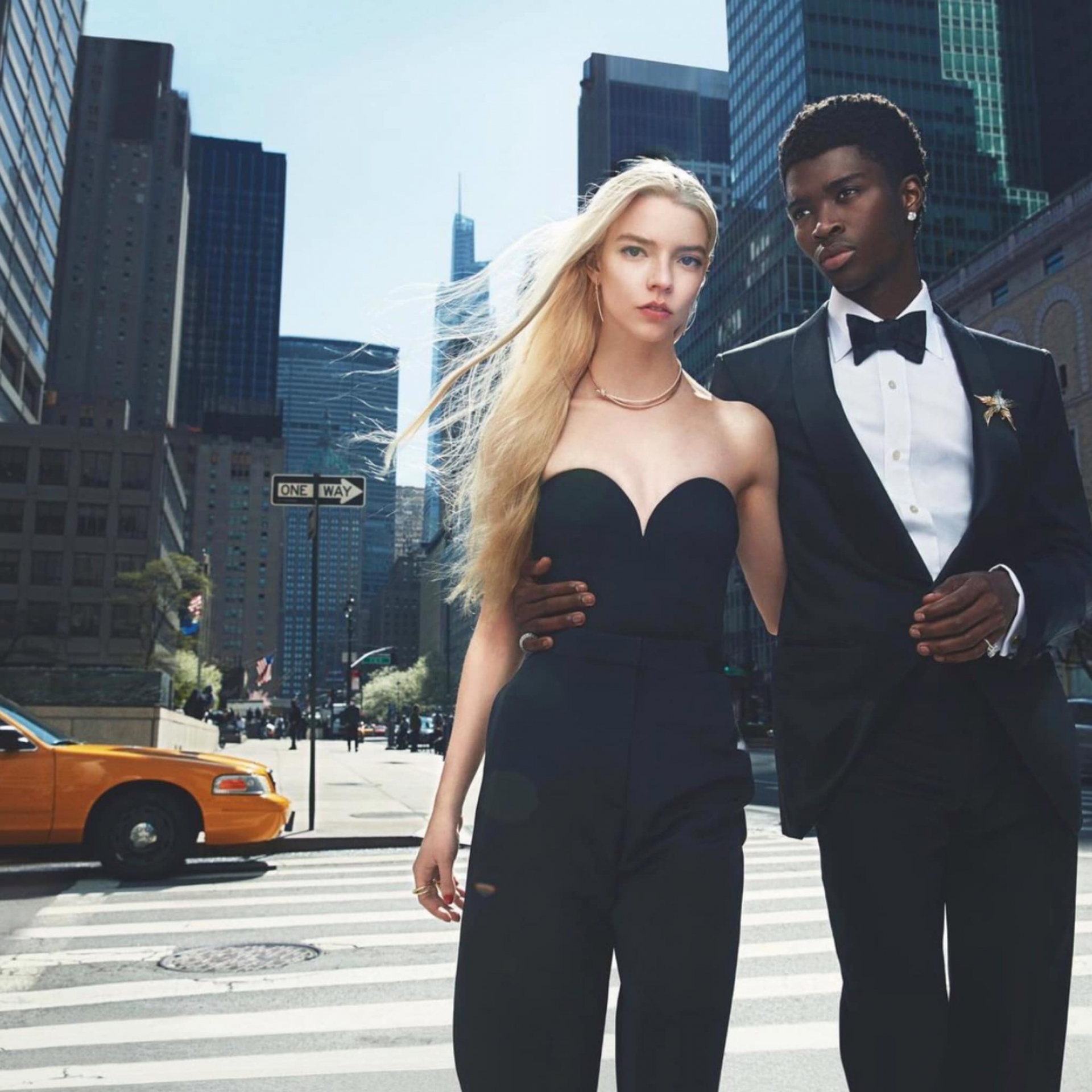 Tiffany & Co đã tung quảng bá cho BST mới Tiffany Knot với Anya Taylor - Joy là nhân vật chính. Giữa phố phường New York năng động, cô nàng thả dáng trong bộ jumpsuit đơn giản, đeo những trang sức đắt tiền của hãng.