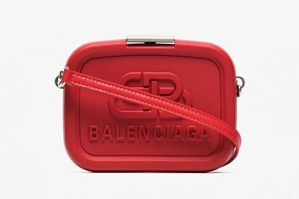 Balenciaga thật biết cách 'móc tiền' từ những người nghiện cái đẹp. Chiếc hộp ăn cơm trưa được thiết kế như một chiếc túi xách size mini sẽ giúp bạn bước vào canteen như một fashionista thực thụ. Giá bán sản phẩm: 1046 USD