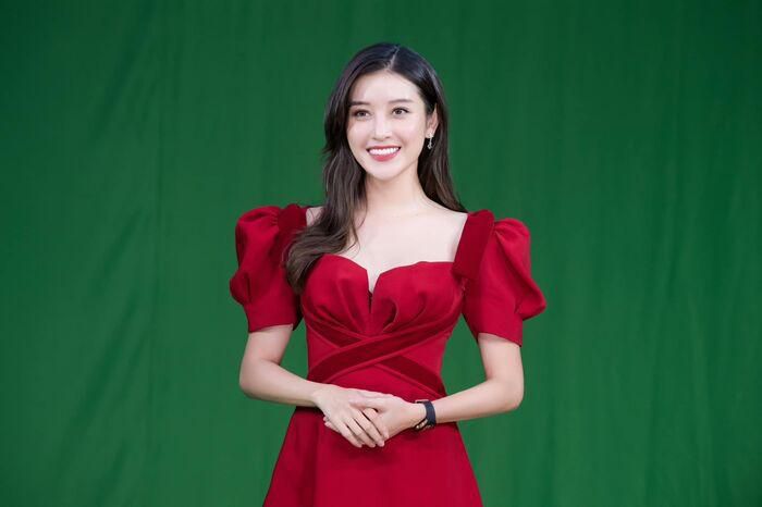 Á hậu Huyền My mặc trang phục màu sắc yêu thích để "chào sân" truyền hình 