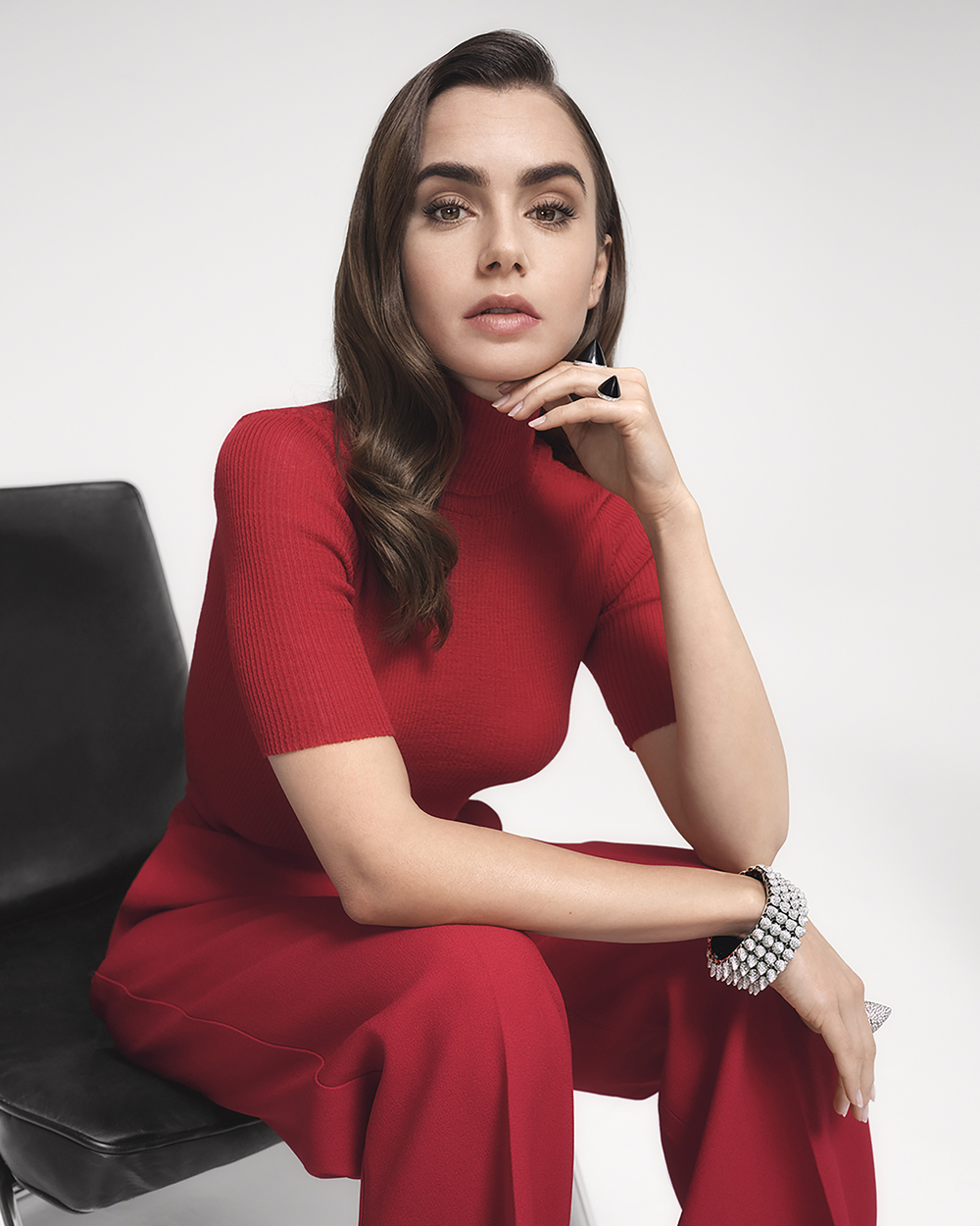 Lily Collin trở thành gương mặt đại diện cho dòng túi xách và BST trang sức kim cương mới của Cartier.
