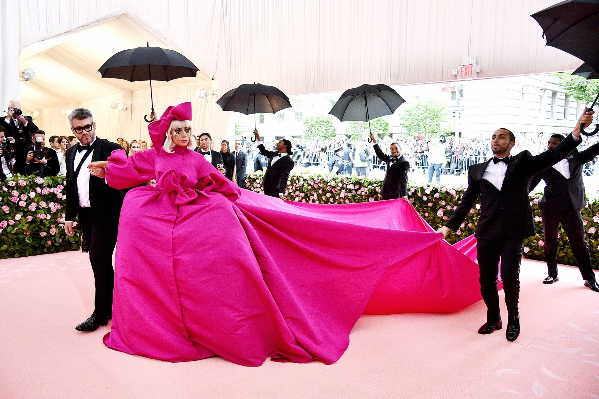 Chiếc váy đồ sộ của Brandon Maxwell đã giúp Lady Gaga có màn chào sân ấn tượng nhất Met Gala 2019.