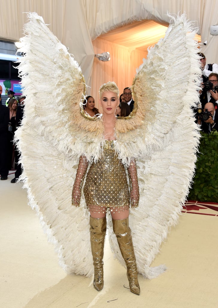 Nữ ca sĩ Katy Perry trở thành một thiên thần trong bộ váy bó sát gắn cánh của Versace. Những người thợ thủ công của Versace đã mất nhiều tuần để hoàn thành chiếc cánh này.
