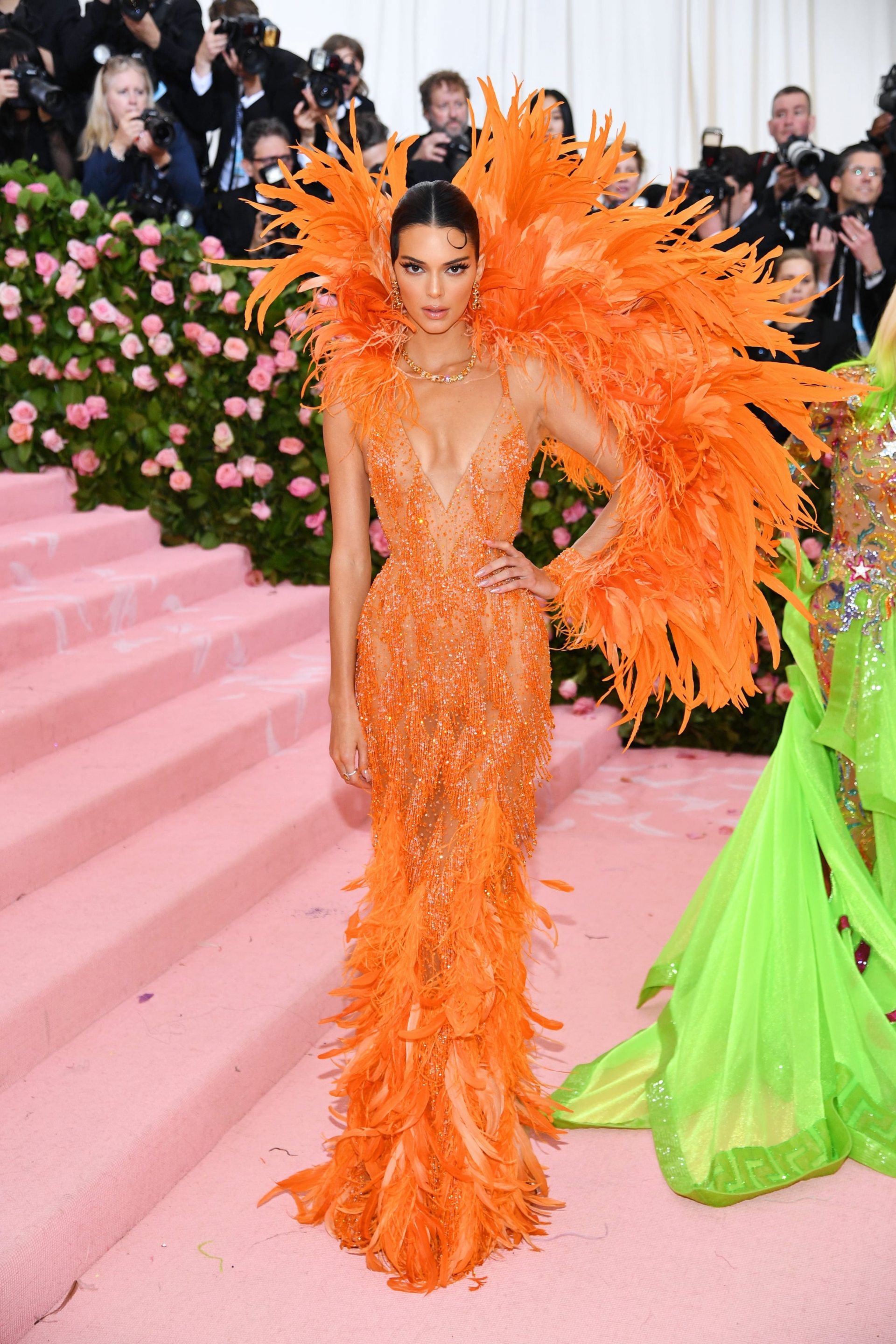 Met Gala 2019 chứng kiến màn khoe sắc của chú chim công Kendall Jenner. Chiếc váy đính lông cầu kỳ này đến từ thương hiệu Versace.