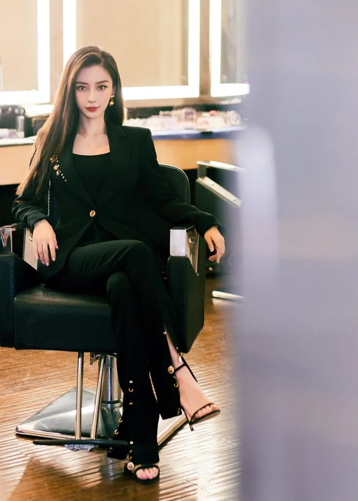 Nàng đại sứ Dior chọn một bộ suit màu đen, mái tóc dài để thẳng trong sự xuất hiện lần này. Cô nàng toát lên khí chất nữ tổng tài quyền lực đầy chất thành đạt.