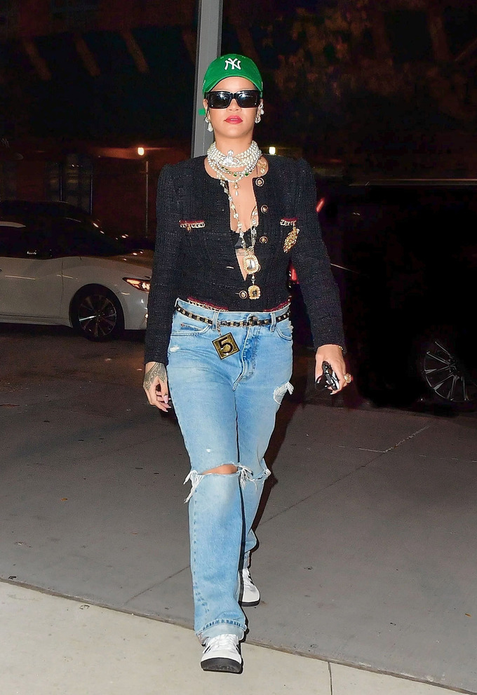 Rihanna mặc cả một set đồ hiệu đi chợ. Mấy ai chất như được 'bà chúa kem trộn'