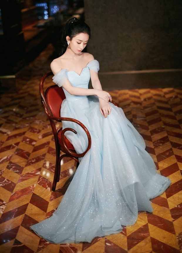 Đôi vai thanh thoát của Triệu Lệ Dĩnh được khoe trọn vẹn trong chiếc váy màu xanh pastel này.