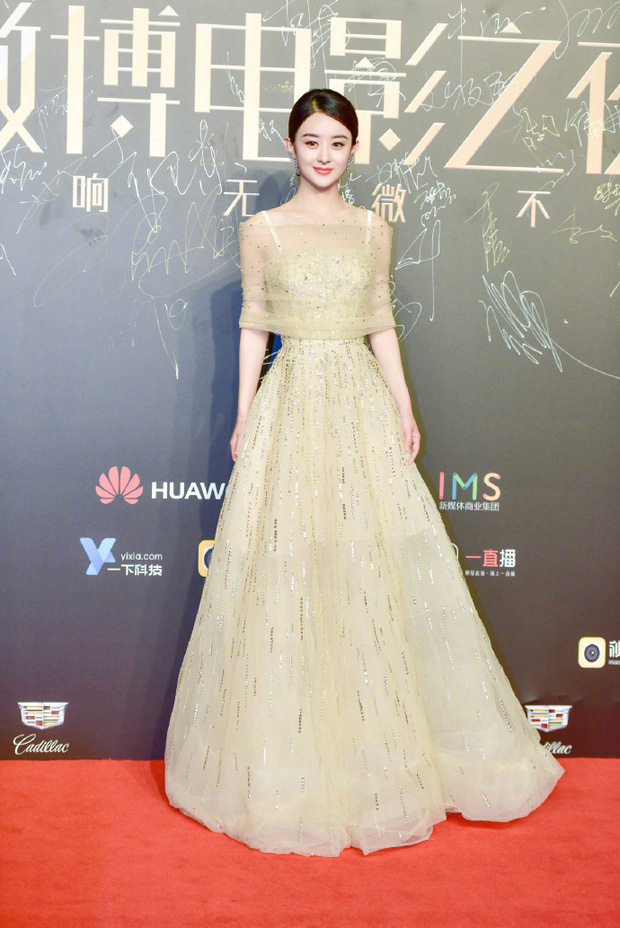 Màu vàng là nàng công chúa và đúng là trong sự kiện Weibo Movie Night 2017, Triệu Lệ Dĩnh giống công chúa thật. Một thiết kế tinh tế, thanh lịch và rất đáng khen!