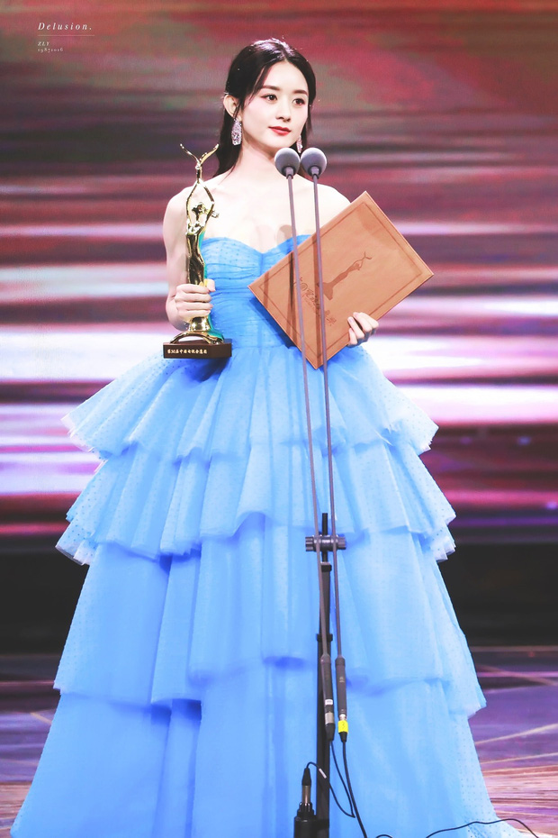Triệu Lệ Dĩnh hóa thân thành Nàng Lọ Lem trong chiếc váy xanh bồng bềnh tại lại trao giải Kim Ưng 2020.