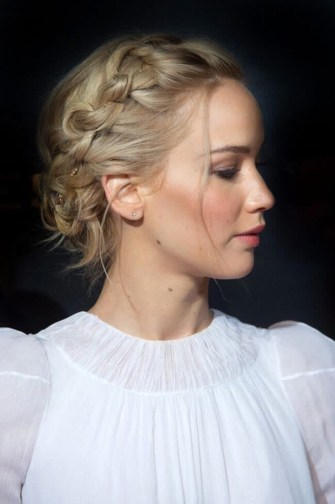 Kiểu tóc búi thêm vài một sợi tóc buông lơi khiến Jennifer như một nàng thơ.