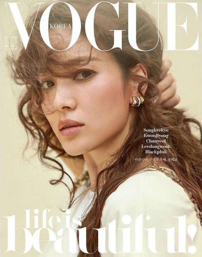 Vào số tháng 11/2017 của Vogue Hàn Quốc, Song Hye Kyo ẵm luôn cả 3 phiên bản ảnh bìa.