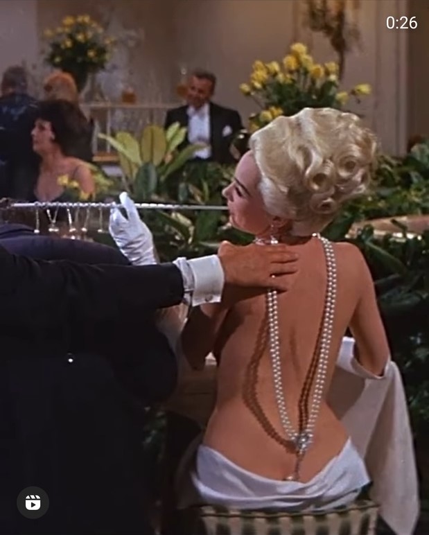 Đây là chiếc váy bí ẩn nhất lịch sử điện ảnh. Chiếc váy trễ nải khoe được tấm lưng trần óng ả của nữ diễn viên Shirley McLaine