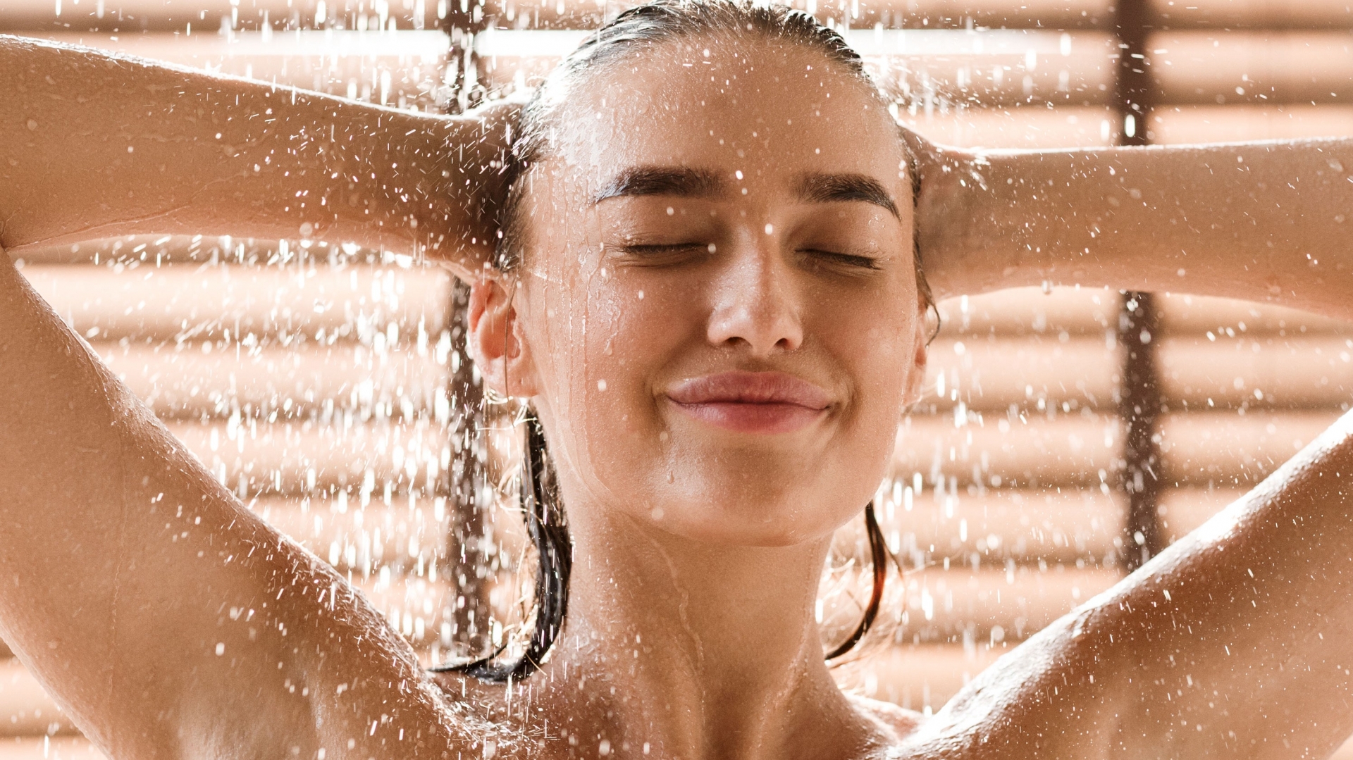 Rửa mặt bằng nước nóng có thể khiến cho da mặt hình thành nhiều nếp nhăn