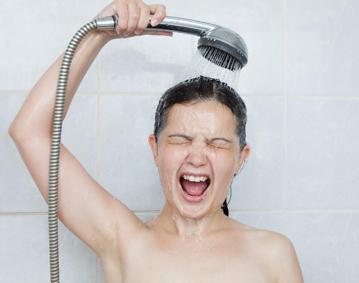 Bạn nên chọn một tư thế đúng khi tắm để hạn chế việc da mặt phải tiếp xúc với nước nóng hoặc dầu gội.