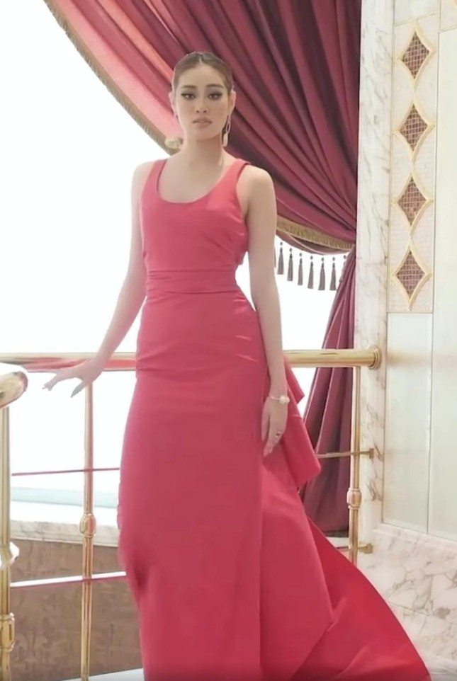 Ngoài ra, kiểu váy này cũng khiến cho vùng bụng dưới của Khánh Vân trở nên to lên một cách bất thường.
