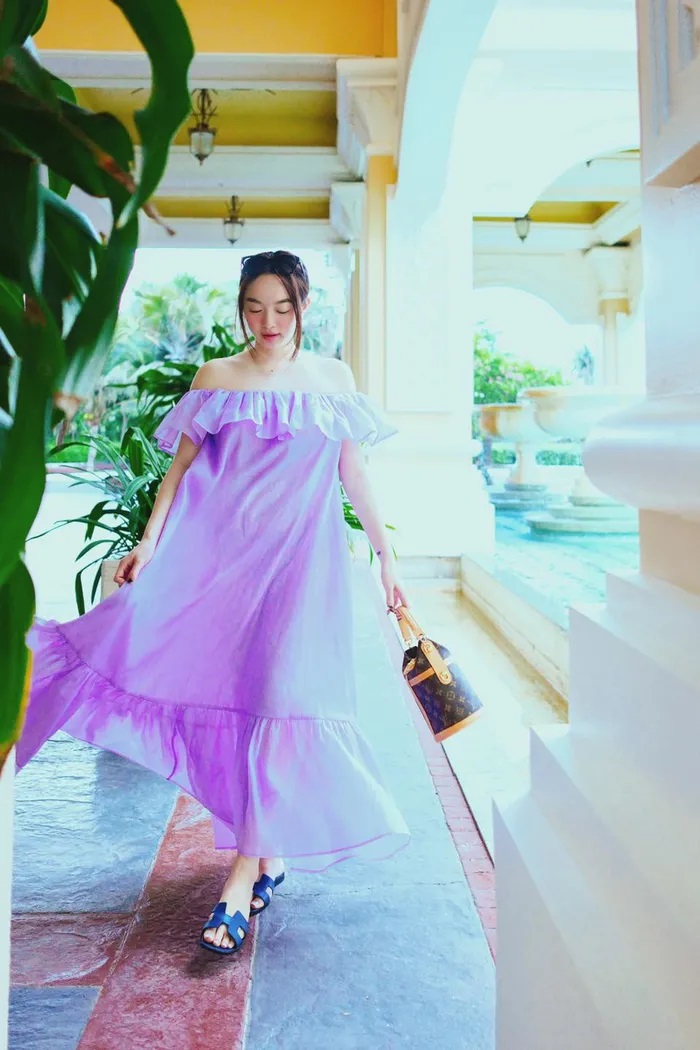 Những chiếc váy rộng rãi là một trong những trang phục yêu thích của Kaity Nguyễn. Ưu điểm của kiểu trang phục này là giúp cho người mặc cực kỳ thoải mái.