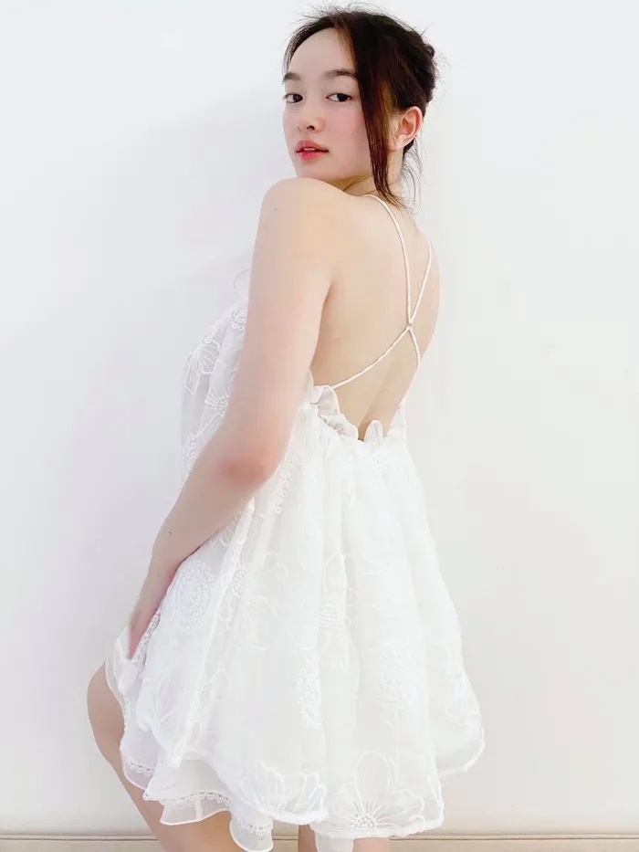Kaity Nguyễn thả dáng trong chiếc váy babydoll hở lưng. Chiếc váy khiến hình ảnh của người đẹp vừa nhẹ nhàng lại vừa quyến rũ.